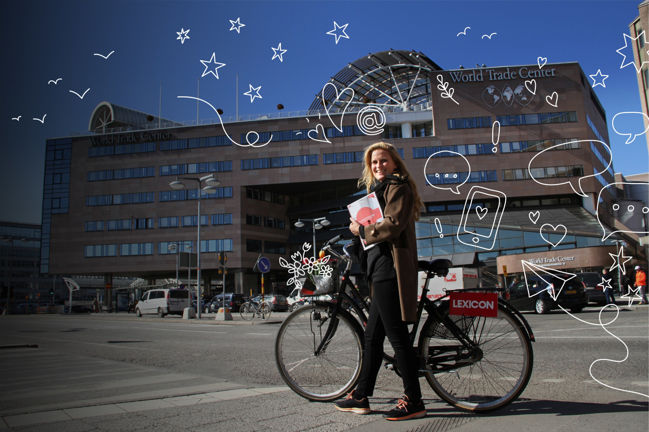 E-learning-projektledare leder cykel utanför Lexicon Interactive i Stockholm