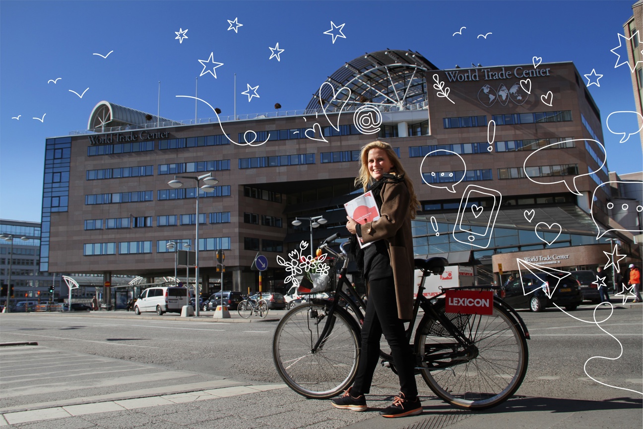 Kvinna leder Lexicon-cykel utanför Word Trade Center i Stockholm